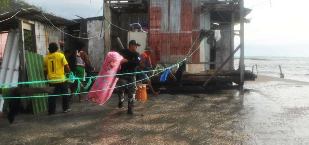 Las olas que llegaron hasta 3 metros golpearon varias zonas de la isla de Jambel&iacute; y causaron da&ntilde;os a las casas asentadas cerca de la playa.
