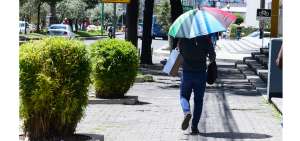 La fuerza del sol durante los &uacute;ltimos d&iacute;as ha obligado a los habitantes de la capital a cambiar el uso que le dan generalmente a las sombrillas.