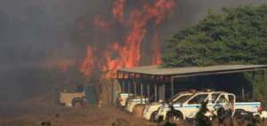 100 personas y 6 tanqueros controlaron incendio forestal en la isla San Crist&oacute;bal