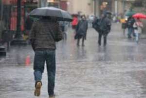 El exceso de agua podría generar crecidas de ríos y deslizamientos de tierra.
