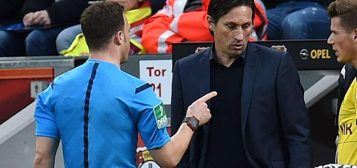 El central F&eacute;lix Zwayer expuls&oacute; el entrenador del Leverkusen Roger Schmidt, pero &eacute;ste no hizo caso.