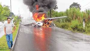 Los tripulantes resultaron con golpes, pero la aeronave se inciner&oacute; en pocos minutos. Foto: Cortes&iacute;a / Federaci&oacute;n Deportiva Morona Santiago