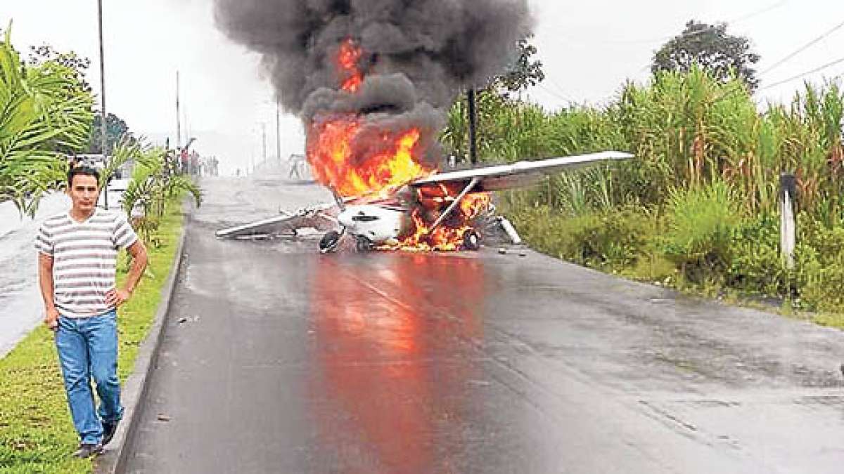 Los tripulantes resultaron con golpes, pero la aeronave se inciner&oacute; en pocos minutos. Foto: Cortes&iacute;a / Federaci&oacute;n Deportiva Morona Santiago