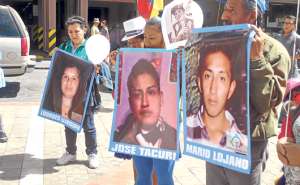 Familiares de los migrantes desaparecidos de Azuay y Ca&ntilde;ar marcharon por las calles de Cuenca pidiendo que las autoridades ayuden en la b&uacute;squeda. Foto: Rodrigo Matute/El Telegrafo