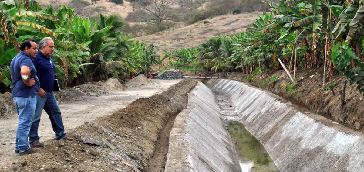 Estos &uacute;ltimos a&ntilde;os, el Estado ha invertido en obras para mejorar el manejo h&iacute;drico en Manab&iacute;. En la foto, uno de los canales del proyecto Poza Honda.