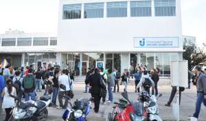 El 30 de octubre, la saliente presidenta, Cristina Fern&aacute;ndez de Kirchner, ratific&oacute; por ley que la educaci&oacute;n superior sea gratuita, al menos en universidades p&uacute;blicas. Tomada de agendahoy.com.ar 