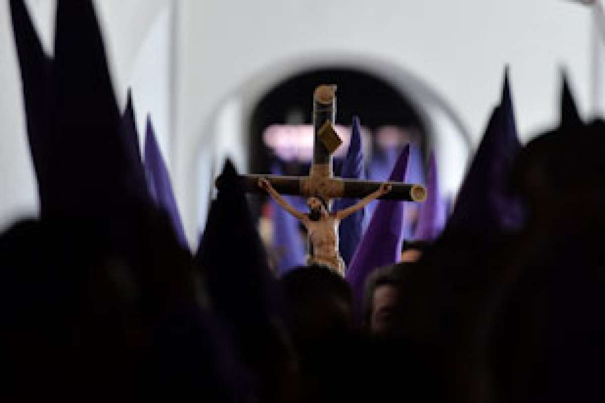 2.800 cucuruchos y ver&oacute;nicas mantienen viva la procesi&oacute;n