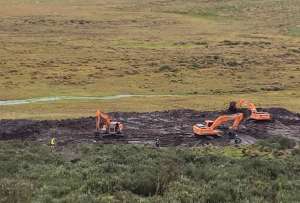 Los trabajos en el sistema La Mica-Quito Sur continúan. La maquinaria del Municipio de Quito remueve el material; mañana se espera equipos del MTOP.