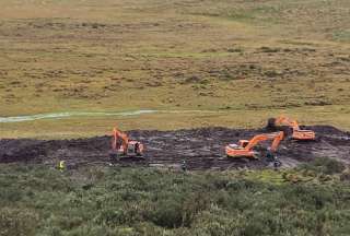 Los trabajos en el sistema La Mica-Quito Sur continúan. La maquinaria del Municipio de Quito remueve el material; mañana se espera equipos del MTOP.