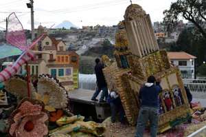Los carros aleg&oacute;ricos fueron adornados con flores, frutas y otros objetos ornamentales. FOTO: ROBERTO CHAVEZ 