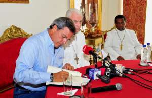 Jairala y Arregui firmaron el &lsquo;convenio de cooperaci&oacute;n interinstitucional entre el Gobierno Provincial del Guayas y la Arquidi&oacute;cesis de Guayaquil&rsquo;. FOTO: Cortes&iacute;a Prefectura del Guayas 