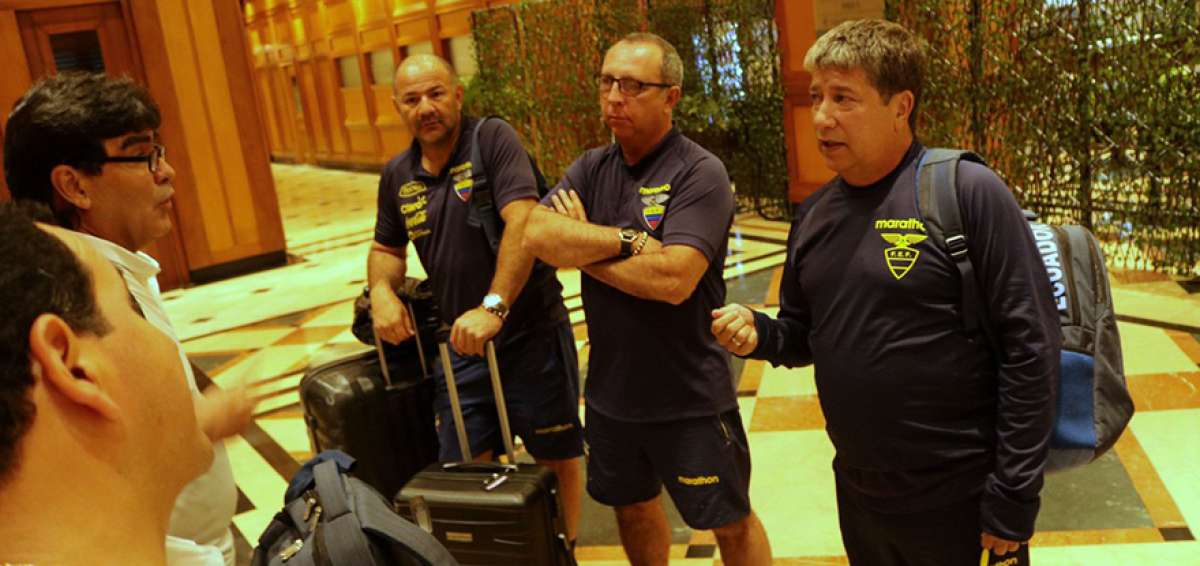 El entrenador de la selecci&oacute;n Hern&aacute;n Dar&iacute;o G&oacute;mez (d), junto al preparador f&iacute;sico Elkin S&aacute;nchez y el asistente t&eacute;cnico &Eacute;dgar Carvajal, antes de viajar.