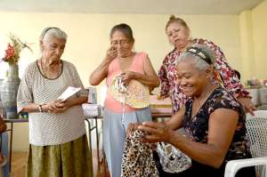 En el centro Padre Ilean, ubicado junto a la iglesia Pastorcito de F&aacute;tima, en El Recreo (Dur&aacute;n), las adultos mayores se re&uacute;nen a diario. Foto: Pilar Vera |  El Tel&eacute;grafo