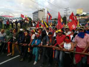 Dirigentes ind&iacute;genas y representantes de gremios durante la marcha hacia El Arbolito. Foto: Fernando Sandoval / El Tel&eacute;grafo