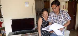 Norma Toro, madre de la v&iacute;ctima, y su hermano Christian Lara revisan la tesis que Mauricio elabor&oacute; para graduarse de licenciado en Comunicaci&oacute;n Social.