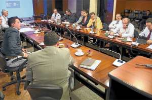Las mesas de transici&oacute;n se reunieron en la sala del Concejo Cantonal de Cuenca para analizar el traspaso de la alcald&iacute;a. Foto: cortes&iacute;a