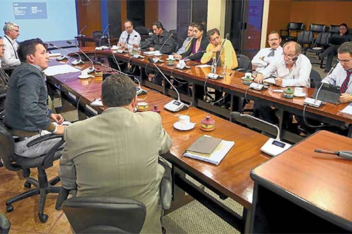 Las mesas de transici&oacute;n se reunieron en la sala del Concejo Cantonal de Cuenca para analizar el traspaso de la alcald&iacute;a. Foto: cortes&iacute;a