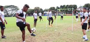 El defensa Fernando Pinillo (centro) realiza ejercicios con el bal&oacute;n, durante uno de los entrenamientos de la semana en el Complejo Samanes.