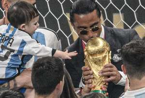 FIFA abrió expediente contra Salt Bae por tocar la Copa Mundial