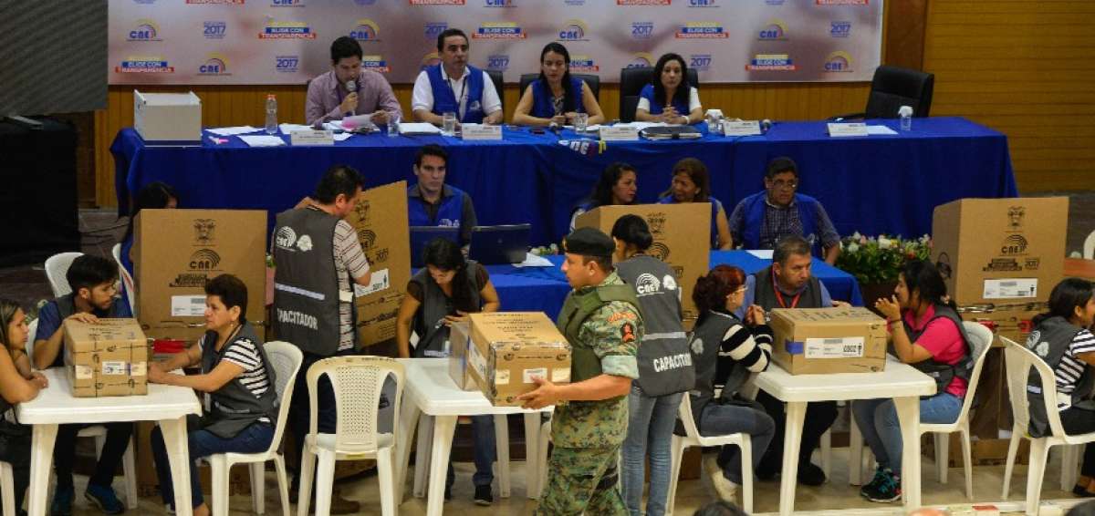 Por mandato legal, los militares son los custodios del material electoral. En la imagen se observa a un soldado llevando documentos en la delegaci&oacute;n provincial del CNE, en Guayaquil.