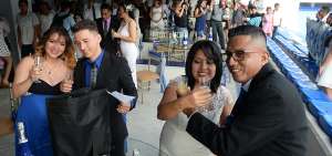 Los matrimonios brindaron en compa&ntilde;&iacute;a de jugadores del &lsquo;Bombillo&rsquo; y funcionarios municipales.
