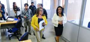 La fiscal Thania Moreno (der) allan&oacute; las oficinas de la empresa ubicadas en el edificio Mirage, en Quito.