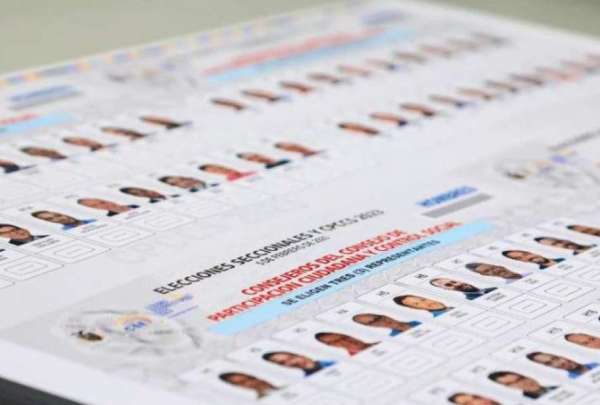 Son falsas las prohibiciones del CNE sobre carteras, votos y fotos