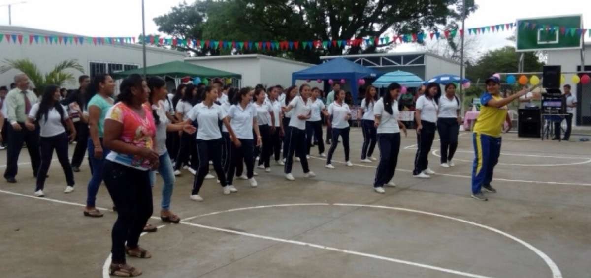 Estudiantes participaron durante un acto inaugural de los nuevos planteles.
