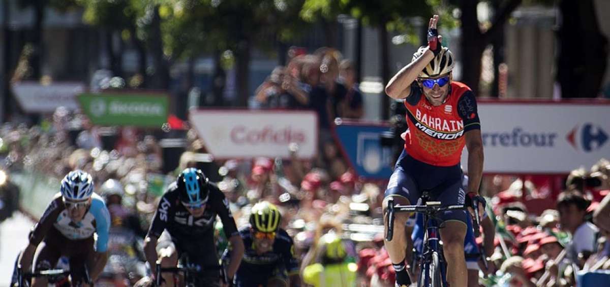 Vincenzo Nibali (der.) festeja el triunfo conseguido ayer en la tercera etapa de la Vuelta a Espa&ntilde;a. Pese a ese triunfo es quinto en la clasificaci&oacute;n general.