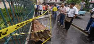 Turbulencia habr&iacute;a ocasionado ca&iacute;da de cruz en la Catedral en Guayaquil