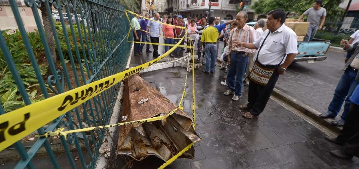Turbulencia habr&iacute;a ocasionado ca&iacute;da de cruz en la Catedral en Guayaquil