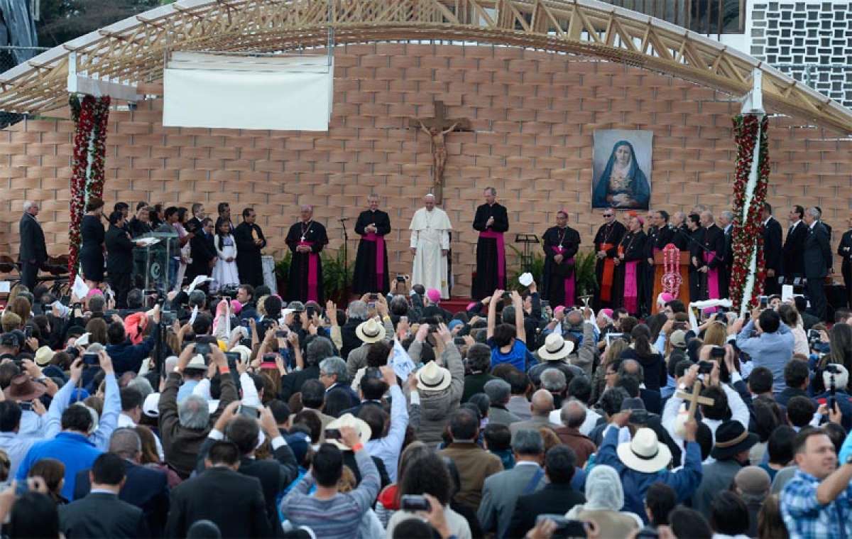 Francisco mantuvo un encuentro con maestros y alumnos de la Pontificia Universidad Cat&oacute;lica de Ecuador, en el norte de Quito. Foto: AFP