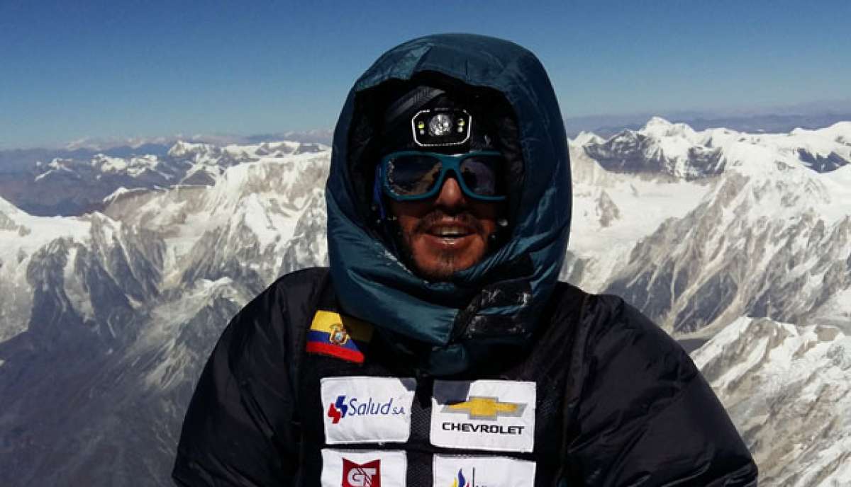 El monta&ntilde;ista ecuatoriano Santiago Quintero durante el ascenso a la cumbre del Manaslu, que complet&oacute; el pasado 30 de septiembre. Foto: cortes&iacute;a