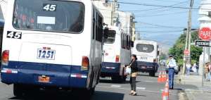 Los usuarios del transporte p&uacute;blico que iban al centro buscaron unidades en la calle Francisco de Marcos.