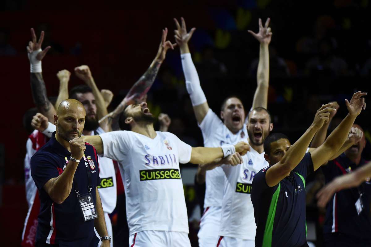 El entrenador y los suplentes de Serbia celebran una anotaci&oacute;n durante el partido en el que vencieron a Brasil. Foto: AFP