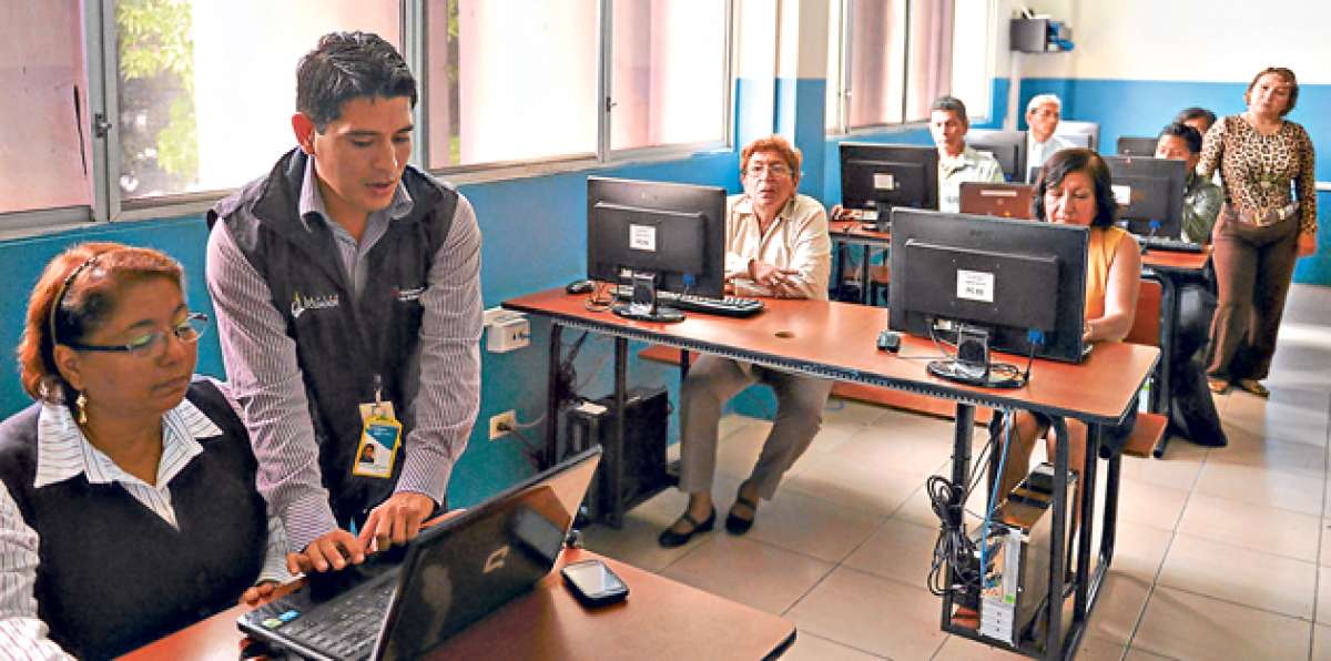 La Zona 8 cuenta con 21 dinamizadores que realizan las capacitaciones del sistema en diferentes instituciones. Foto: Jos&eacute; Mor&aacute;n / El Tel&eacute;grafo