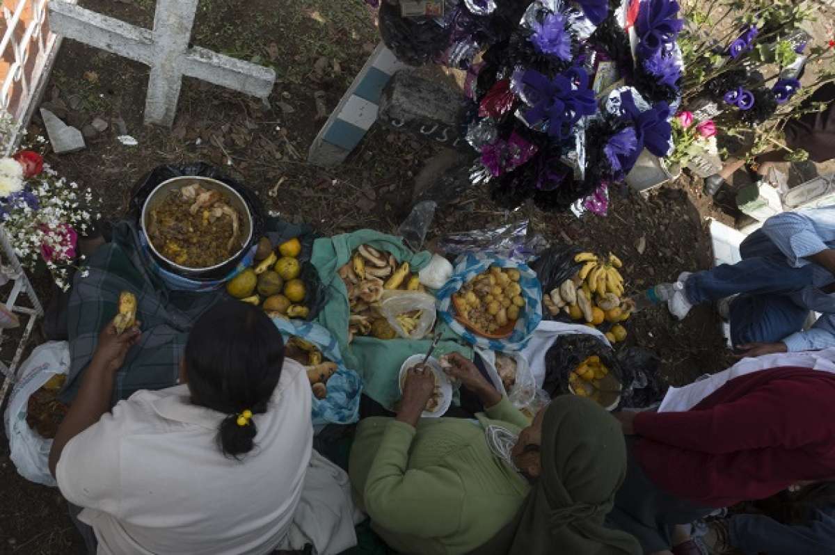 En el camposanto de Calder&oacute;n, los visitantes llevan alimentos. Foto: Fernando Sandoval / EL TEL&Eacute;GRAFO