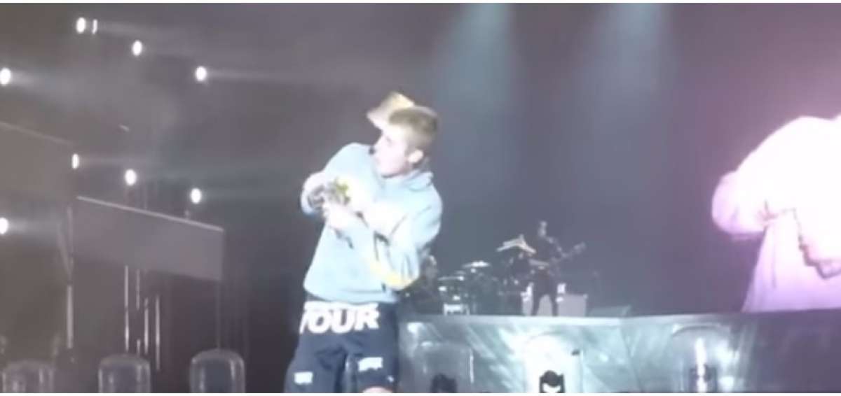 Justin Bieber se neg&oacute; a cantar "Despacito" y recibi&oacute; un botellazo