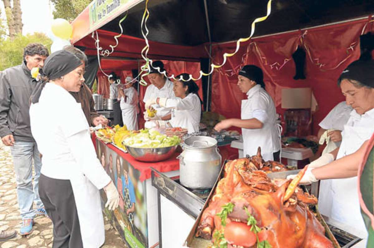 El tradicional hornado y sus acompa&ntilde;antes (lechuga, mote, tomate, cebolla, etc.) era el plato fuerte que se exhibi&oacute; durante la jornada. Foto: Roberto Ch&aacute;vez/ El Tel&eacute;grafo