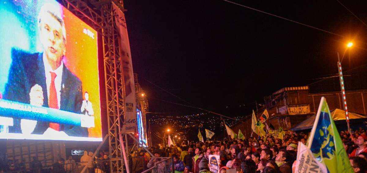 El debate presidencial de la noche del domingo fue sin barras, por ello estas se ubicaron en la av. Maldonado.
