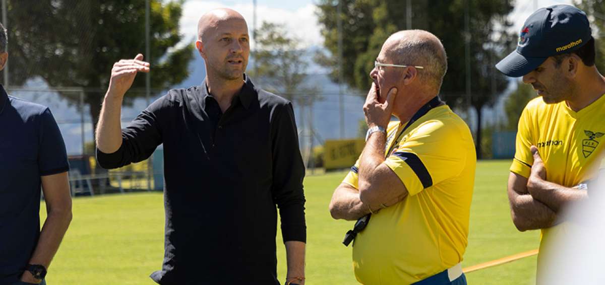 En sus primeros d&iacute;as como entrenador de la selecci&oacute;n, en enero pasado, Jordi Cruyff (i) se reuni&oacute; con entrenadores de la FEF. En la foto con Jorge C&eacute;lico.