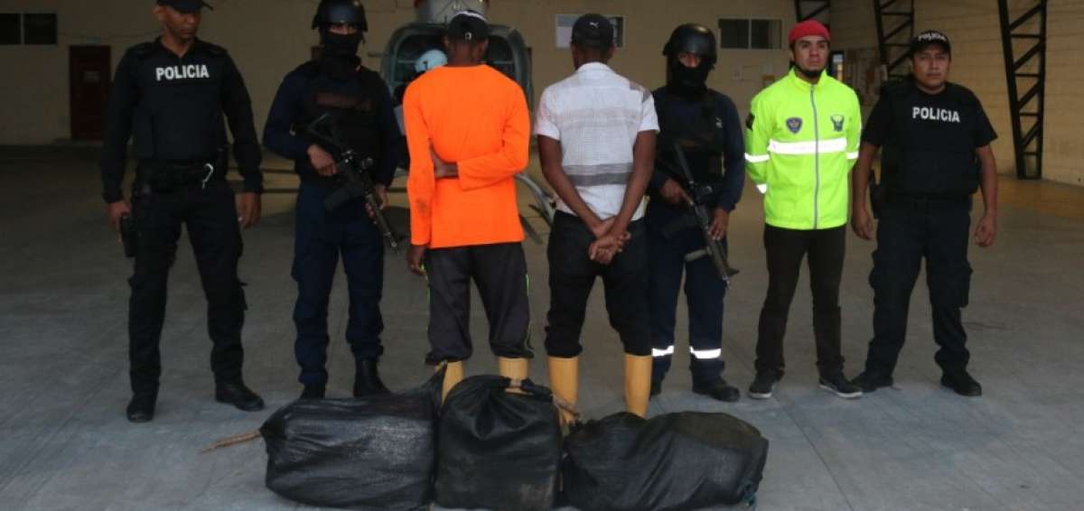 Los agentes muestran a los detenidos y a la carga incautada.