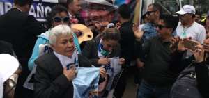 La madre de Jorge Glas y seguidores del exvicepresidente se congregaron en los exteriores de la C&aacute;rcel 4, en Quito. 