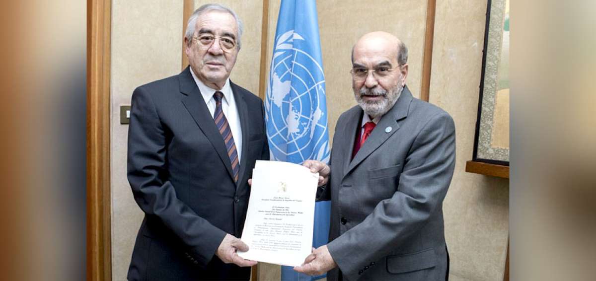 Nelson Robely (i) entreg&oacute; a Jos&eacute; Graziano da Silva (d) el documento de adhesi&oacute;n de Ecuador.