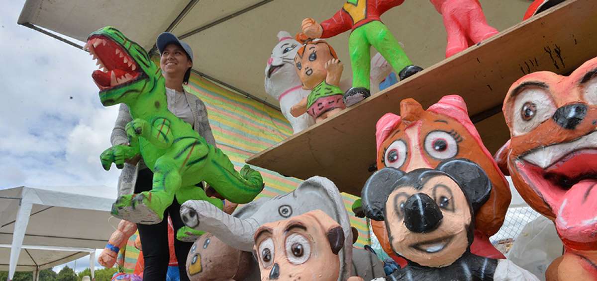 Los barrios de Cuenca se preparan para el concurso de a&ntilde;os viejos en la noche del 31 de diciembre.