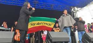 Condecoraciones y regalos recibi&oacute; Carapaz en Carchi