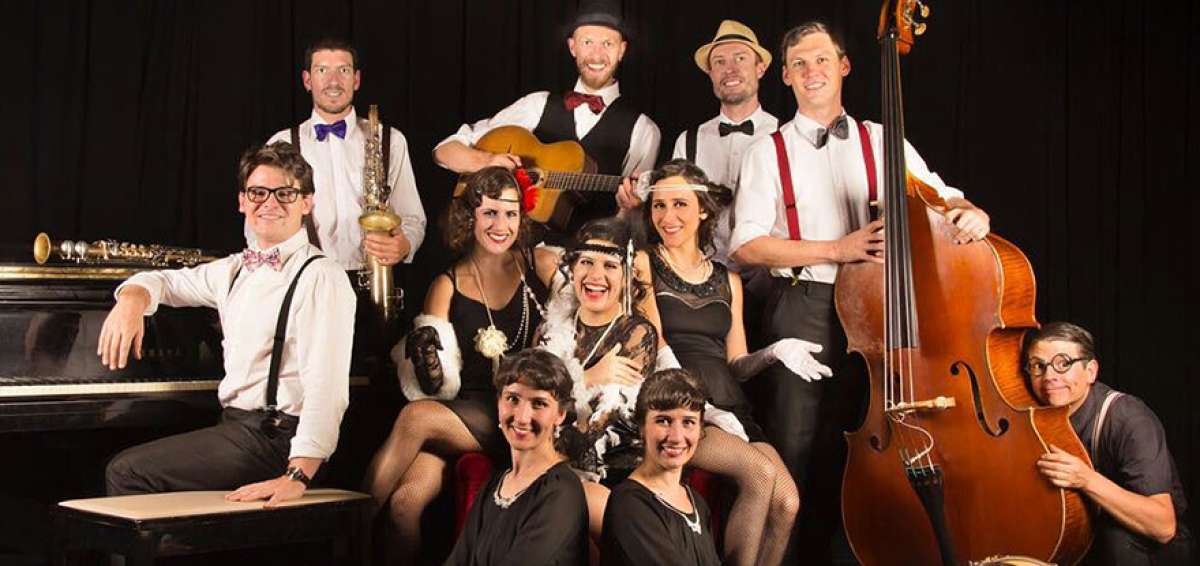 Elenco de cantantes, m&uacute;sicos y bailarines que forman parte del espect&aacute;culo que recrear&aacute; los a&ntilde;os 20.