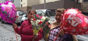 En el sector de La Carolina, comerciantes informales ofrecieron globos y flores por el D&iacute;a de la Amor y la Amistad.