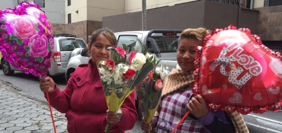 En el sector de La Carolina, comerciantes informales ofrecieron globos y flores por el D&iacute;a de la Amor y la Amistad.