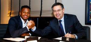 Ansu Fati (izq.) estrecha la mano de Josep Maria Bartomeu (der.), presidente del FC Barcelona, despu&eacute;s de firmar un nuevo contrato.  